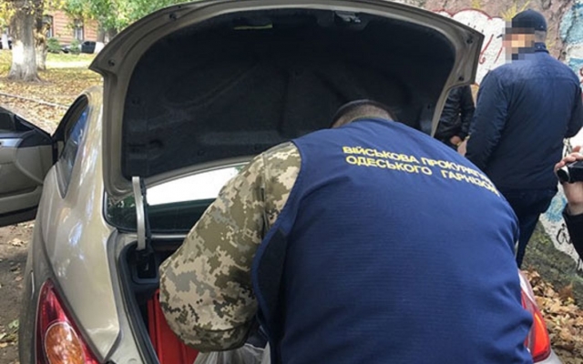 По городу одессит разъезжал на автомобиле с целым арсеналом оружия Фото № 2 По городу одессит разъезжал на автомобиле с целым арсеналом оружия Фото № 2