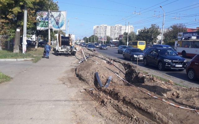 Больше месяца пешеходы на улице Космонавтра Комарова ходят по грязи (ФОТО) Фото № 4 Больше месяца пешеходы на улице Космонавтра Комарова ходят по грязи (ФОТО) Фото № 4