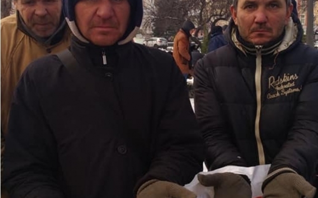 Одесским бездомным раздали перчатки Фото № 2 Одесским бездомным раздали перчатки Фото № 2