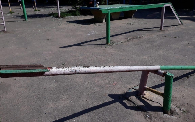 На детской площадке на Черёмушках ребёнок рассёк лицо о торчащий штырь Фото № 4 На детской площадке на Черёмушках ребёнок рассёк лицо о торчащий штырь Фото № 4