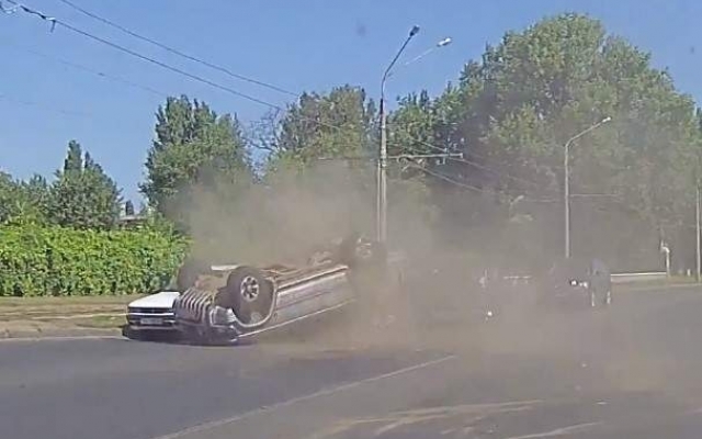 В Одессе автомобиль перевернулся на крышу (ВИДЕО) Фото № 0 В Одессе автомобиль перевернулся на крышу (ВИДЕО) Фото № 0