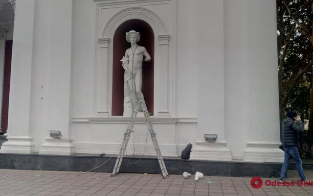 Одесскому богу меняют руку и мешочек с деньгами (ФОТО) Фото № 0 Одесскому богу меняют руку и мешочек с деньгами (ФОТО) Фото № 0
