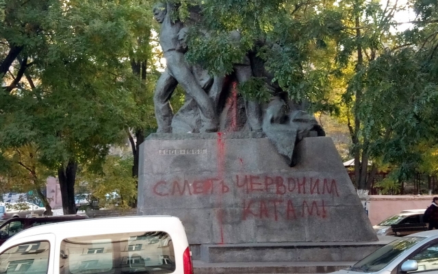 В Одессе разрисовали памятник Потемкинцам (ФОТО) Фото № 2 В Одессе разрисовали памятник Потемкинцам (ФОТО) Фото № 2