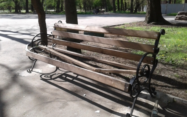 В Преображенском парке вандалы сломали десять лавочек (ФОТО) Фото № 9 В Преображенском парке вандалы сломали десять лавочек (ФОТО) Фото № 9