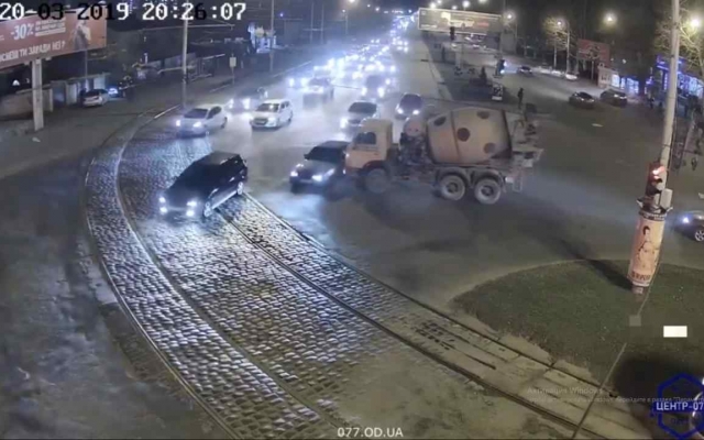 В Одессе бетономешалка врезалась в легковушку (ВИДЕО) Фото № 0 В Одессе бетономешалка врезалась в легковушку (ВИДЕО) Фото № 0