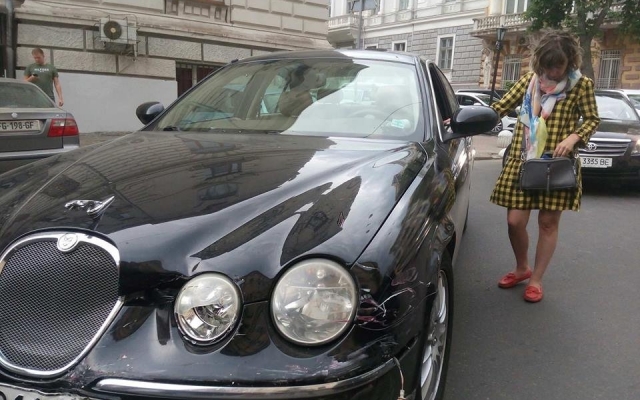 Женщина на Jaguar примяла пять припаркованных автомобилей (ФОТО) Фото № 5 Женщина на Jaguar примяла пять припаркованных автомобилей (ФОТО) Фото № 5