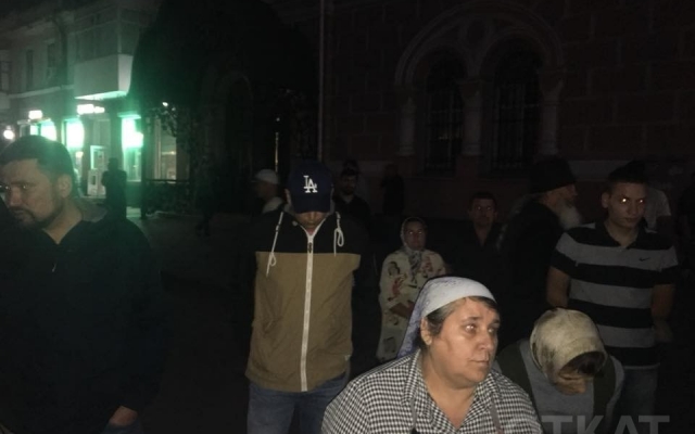 Одесские активисты против юнипаркеров перед монастырём Фото № 1 Одесские активисты против юнипаркеров перед монастырём Фото № 1