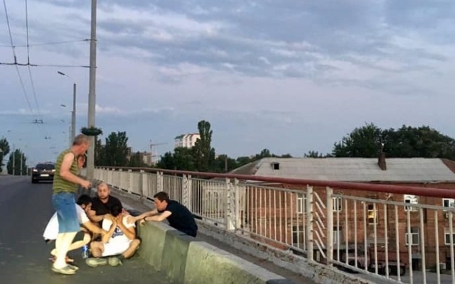 Житель Одесской области хотел спрыгнуть с Ивановского моста из-за изменившей ему супруги Фото № 0 Житель Одесской области хотел спрыгнуть с Ивановского моста из-за изменившей ему супруги Фото № 0