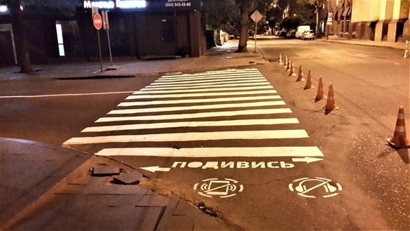 На еще одной одесской улице появились дорожные разметки с предупреждающими надписями Фото № 3 На еще одной одесской улице появились дорожные разметки с предупреждающими надписями Фото № 3