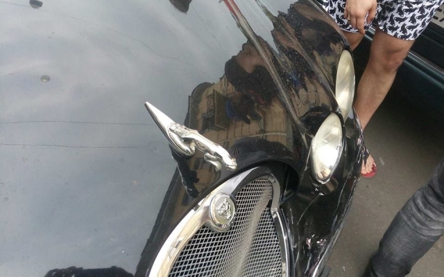Женщина на Jaguar примяла пять припаркованных автомобилей (ФОТО) Фото № 3 Женщина на Jaguar примяла пять припаркованных автомобилей (ФОТО) Фото № 3