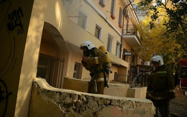 Пожар на Дерибасовской: горит полуподвальное помещение Фото № 5 Пожар на Дерибасовской: горит полуподвальное помещение Фото № 5
