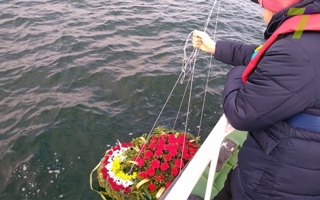 В Одессе в память о погибших моряках спустили на воду цветы (ФОТО) Фото № 0 В Одессе в память о погибших моряках спустили на воду цветы (ФОТО) Фото № 0