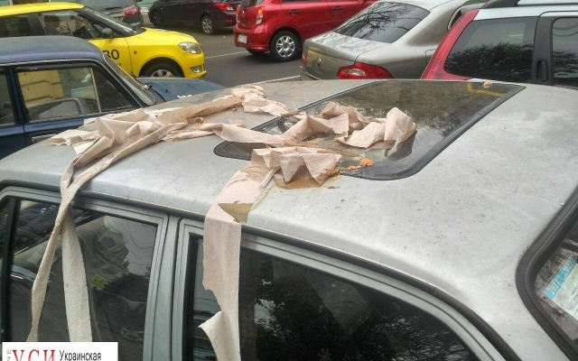 На Бунина одесситы отомстили автохаму, забросав машину туалетной бумагой и яйцами Фото № 2 На Бунина одесситы отомстили автохаму, забросав машину туалетной бумагой и яйцами Фото № 2