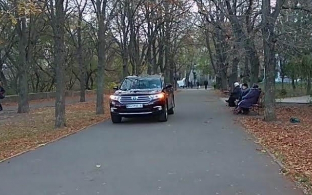 Огромный джип катался по бульвару Жванецкого и пугал мам с колясками (ВИДЕО) Фото № 0 Огромный джип катался по бульвару Жванецкого и пугал мам с колясками (ВИДЕО) Фото № 0