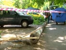 Во дворе на Королёва упала электроопора Фото № 0 Во дворе на Королёва упала электроопора Фото № 0