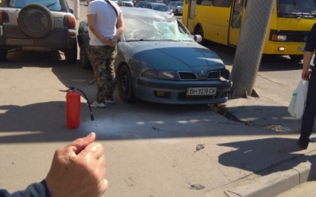 В Одессе автомобиль вылетел на тротуар и загорелся (ФОТО) Фото № 2 В Одессе автомобиль вылетел на тротуар и загорелся (ФОТО) Фото № 2