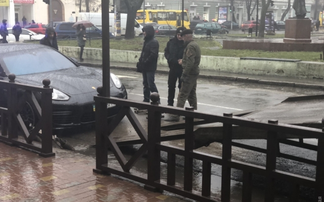 В Одессе принудительно эвакуировали элитную иномарку (ФОТО) Фото № 1 В Одессе принудительно эвакуировали элитную иномарку (ФОТО) Фото № 1
