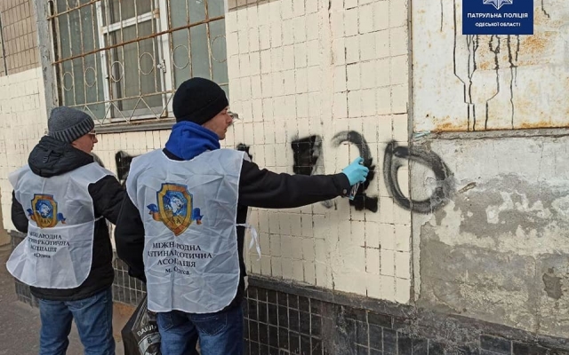 Правоохранители вместе с молодежью красили стены и заборы Фото № 0 Правоохранители вместе с молодежью красили стены и заборы Фото № 0