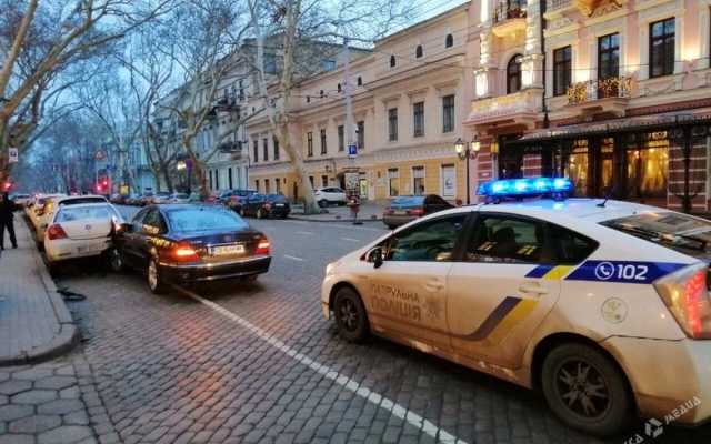 Нетрезвый бляхер протаранил в Одессе 4 автомобиля (ФОТО) Фото № 4 Нетрезвый бляхер протаранил в Одессе 4 автомобиля (ФОТО) Фото № 4