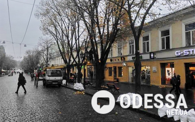 На Дерибасовской убрали всю иллюминацию, готовимся к новогодней декорации Фото № 1 На Дерибасовской убрали всю иллюминацию, готовимся к новогодней декорации Фото № 1