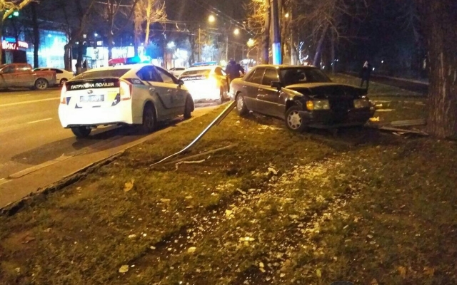 На проспекте Шевченко водитель не справился с управлением и врезался в рекламный щит Фото № 3 На проспекте Шевченко водитель не справился с управлением и врезался в рекламный щит Фото № 3