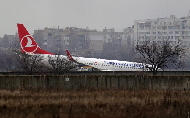 Несчастливый турецкий Boeing737 попытались отбуксировать Фото № 0 Несчастливый турецкий Boeing737 попытались отбуксировать Фото № 0