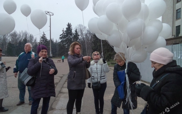 В Одессе в небо запустили белые шары в память о жертвах трагедии в Кемерово (ФОТО) Фото № 2 В Одессе в небо запустили белые шары в память о жертвах трагедии в Кемерово (ФОТО) Фото № 2