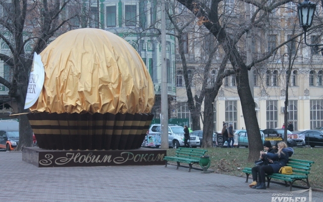 В центре Одессы установили гигантскую конфету Фото № 2 В центре Одессы установили гигантскую конфету Фото № 2