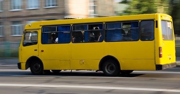 В Нерубайском на ходу из маршрутки выпала пассажир (ВИДЕО) Фото № 0 В Нерубайском на ходу из маршрутки выпала пассажир (ВИДЕО) Фото № 0