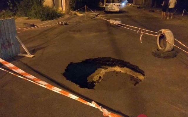 На углу улицы Каманина и Аркадийского переулка на дороге очередной провал Фото № 1 На углу улицы Каманина и Аркадийского переулка на дороге очередной провал Фото № 1