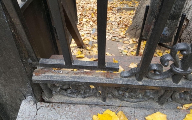 В Одессе почтовый грузовик снёс ворота памятника архитектуры (ФОТО) Фото № 5 В Одессе почтовый грузовик снёс ворота памятника архитектуры (ФОТО) Фото № 5