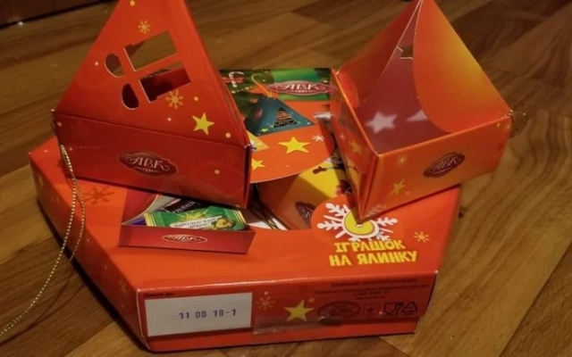 Организаторы соревнований по фигурному катанию не могут найти призёра, которому досталась пустая коробка конфет, чтобы извиниться Фото № 0 Организаторы соревнований по фигурному катанию не могут найти призёра, которому досталась пустая коробка конфет, чтобы извиниться Фото № 0