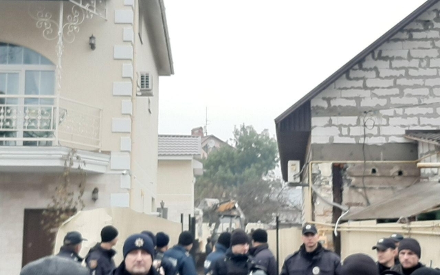 На Фонтане сносят три «нахалстроя»: в одном из них живут люди Фото № 0 На Фонтане сносят три «нахалстроя»: в одном из них живут люди Фото № 0