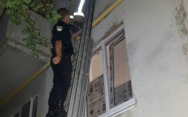 В Белгороде-Днестровском спасатели и полиция спасли мать маленьких детей (ФОТО) Фото № 2 В Белгороде-Днестровском спасатели и полиция спасли мать маленьких детей (ФОТО) Фото № 2
