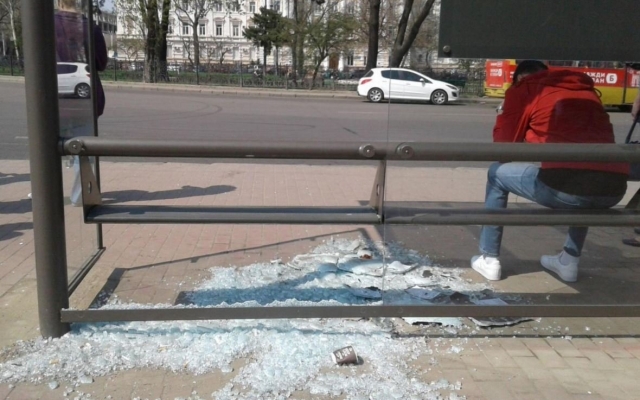 В Одессе разбили ещё одну остановку Фото № 0 В Одессе разбили ещё одну остановку Фото № 0