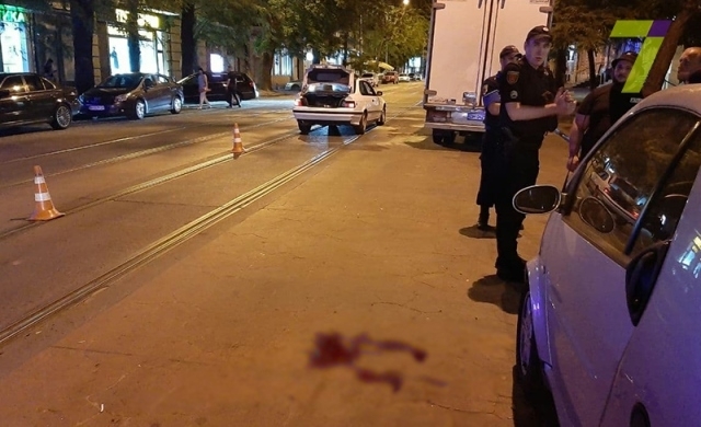 В центре Одессы пешеход попал под колёса автомобиля (ФОТО) Фото № 1 В центре Одессы пешеход попал под колёса автомобиля (ФОТО) Фото № 1