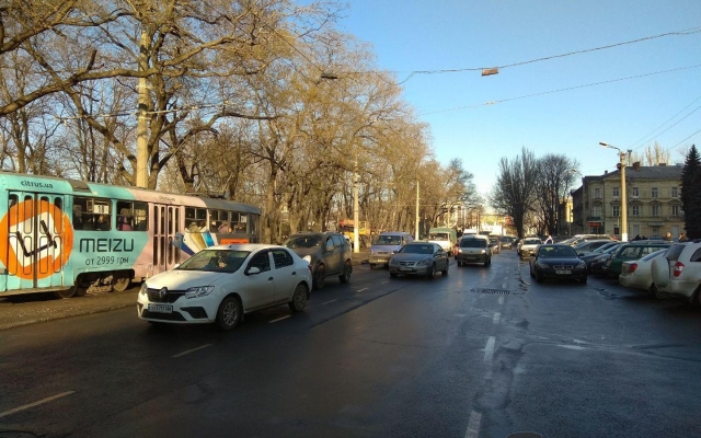 В центре города на проезжей части образовалась огромная дыра Фото № 3 В центре города на проезжей части образовалась огромная дыра Фото № 3