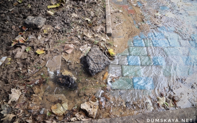 Из-за прорыва водопровода вода залила школьную территорию Фото № 2 Из-за прорыва водопровода вода залила школьную территорию Фото № 2