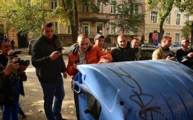 Неизвестные молодые люди поиздевались над бомжами возле суда Фото № 1 Неизвестные молодые люди поиздевались над бомжами возле суда Фото № 1