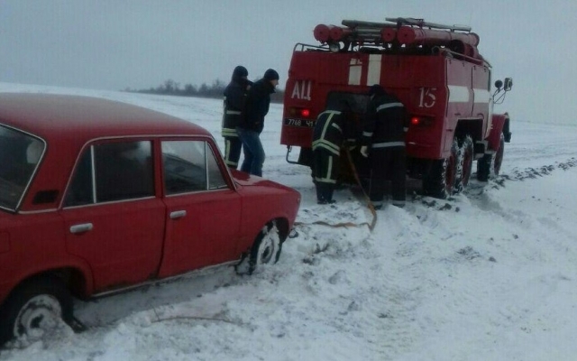 В Одесской области спасатели вытаскивали из кювета автомобиль Фото № 0 В Одесской области спасатели вытаскивали из кювета автомобиль Фото № 0