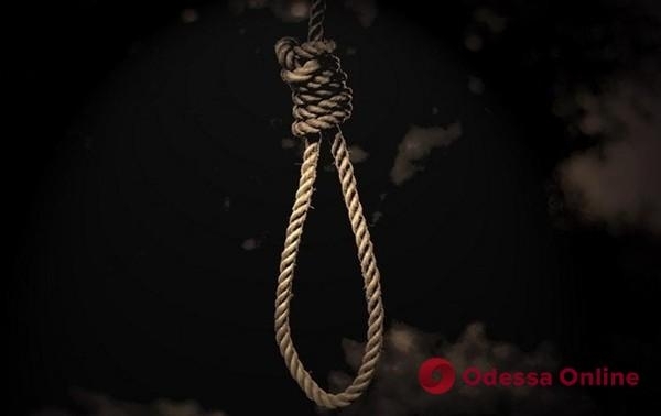 На ели у измаильской мэрии повесился человек Фото № 0 На ели у измаильской мэрии повесился человек Фото № 0