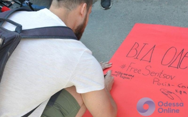 «Свободу узникам Кремля»: в Одессе митинговали в поддержку украинских политзаключённых Фото № 12 «Свободу узникам Кремля»: в Одессе митинговали в поддержку украинских политзаключённых Фото № 12