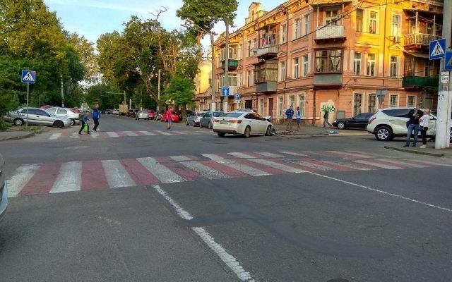 Вечернее ДТП в Одессе: иномарка снесла дорожный знак (ФОТО) Фото № 1 Вечернее ДТП в Одессе: иномарка снесла дорожный знак (ФОТО) Фото № 1