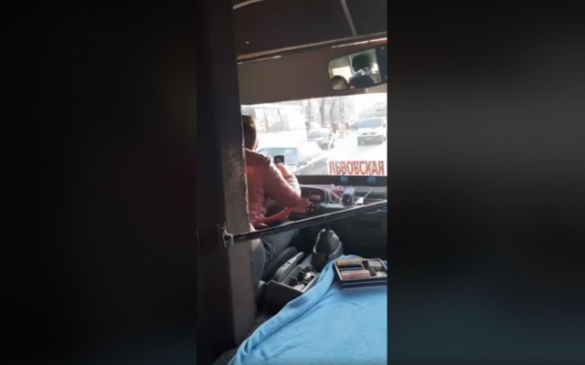 Одесский маршрутчик без стеснения разговаривал по мобильному во время движения Фото № 0 Одесский маршрутчик без стеснения разговаривал по мобильному во время движения Фото № 0