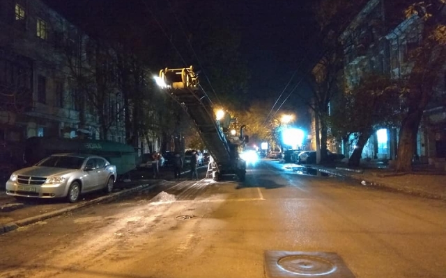 Под покровом ночи на Новосельского сняли недавно уложенный асфальт Фото № 0 Под покровом ночи на Новосельского сняли недавно уложенный асфальт Фото № 0