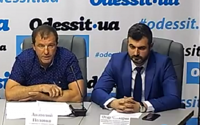 Одесские коммунальщики ремонтируют и красят пляжный инвентарь Фото № 0 Одесские коммунальщики ремонтируют и красят пляжный инвентарь Фото № 0