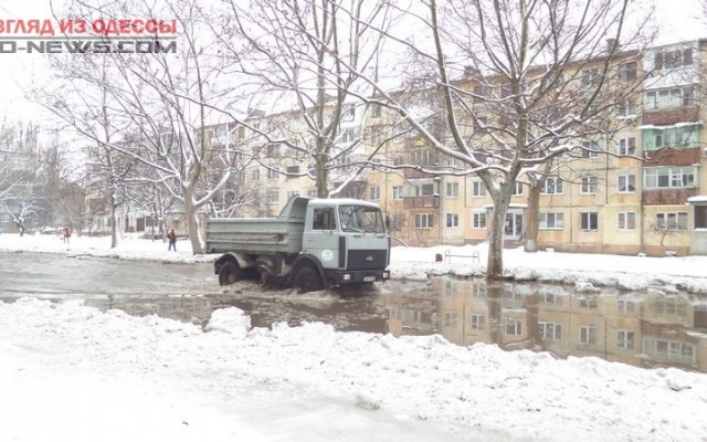 Одесскую улицу затопило: движение транспорта перекрыто Фото № 2 Одесскую улицу затопило: движение транспорта перекрыто Фото № 2