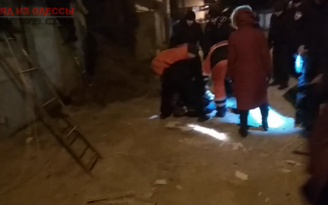 В Одессе с крыши снимали безумного мужчину Фото № 0 В Одессе с крыши снимали безумного мужчину Фото № 0