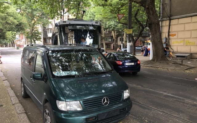 Одесса: из-за автохама трамваю пришлось изменить маршрут (ФОТО) Фото № 1 Одесса: из-за автохама трамваю пришлось изменить маршрут (ФОТО) Фото № 1