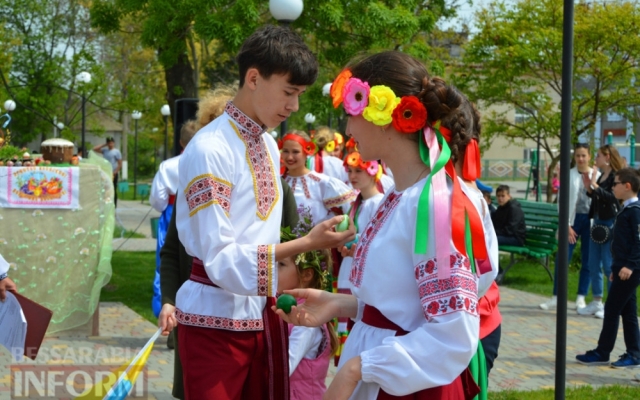 На юге Одесчины устроили масштабную битву пасхальными яйцами (ФОТО) Фото № 1 На юге Одесчины устроили масштабную битву пасхальными яйцами (ФОТО) Фото № 1
